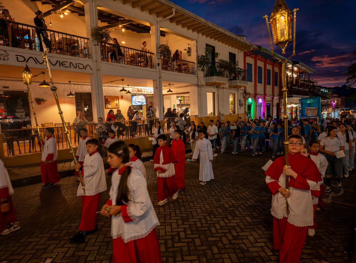 Procession Jardin Colombia - Roelof Foppen